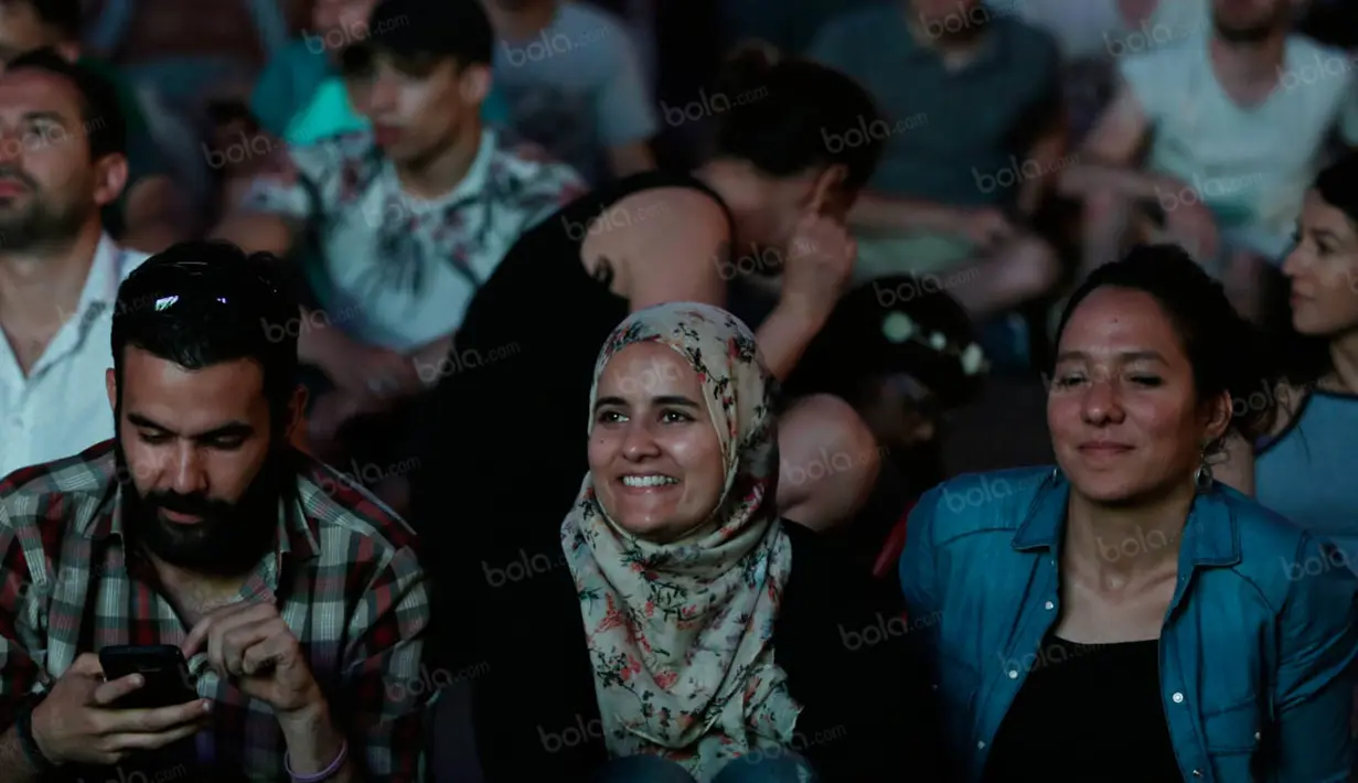 Sejumlah warga muslim Prancis mengisi hari raya Idul Fitri dengan nonton bareng semifinal Piala Eropa 2016 antara Portugal melawan Wales di fanzone Kota Lyon, Prancis, Rabu (6/7/2016). (Bola.com/Vitalis Yogi Trisna)