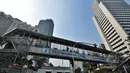 Sejumlah orang menyeberang melalui Jembatan Penyeberangan Orang (JPO)  Bundaran HI, Jakarta, Jumat (20/3/2015). Pemprov DKI akan menjadikan JPO di kawasan Bundaran HI sebagai standar JPO yang ada di Jakarta nanti. (Liputan6.com/Faizal Fanani)