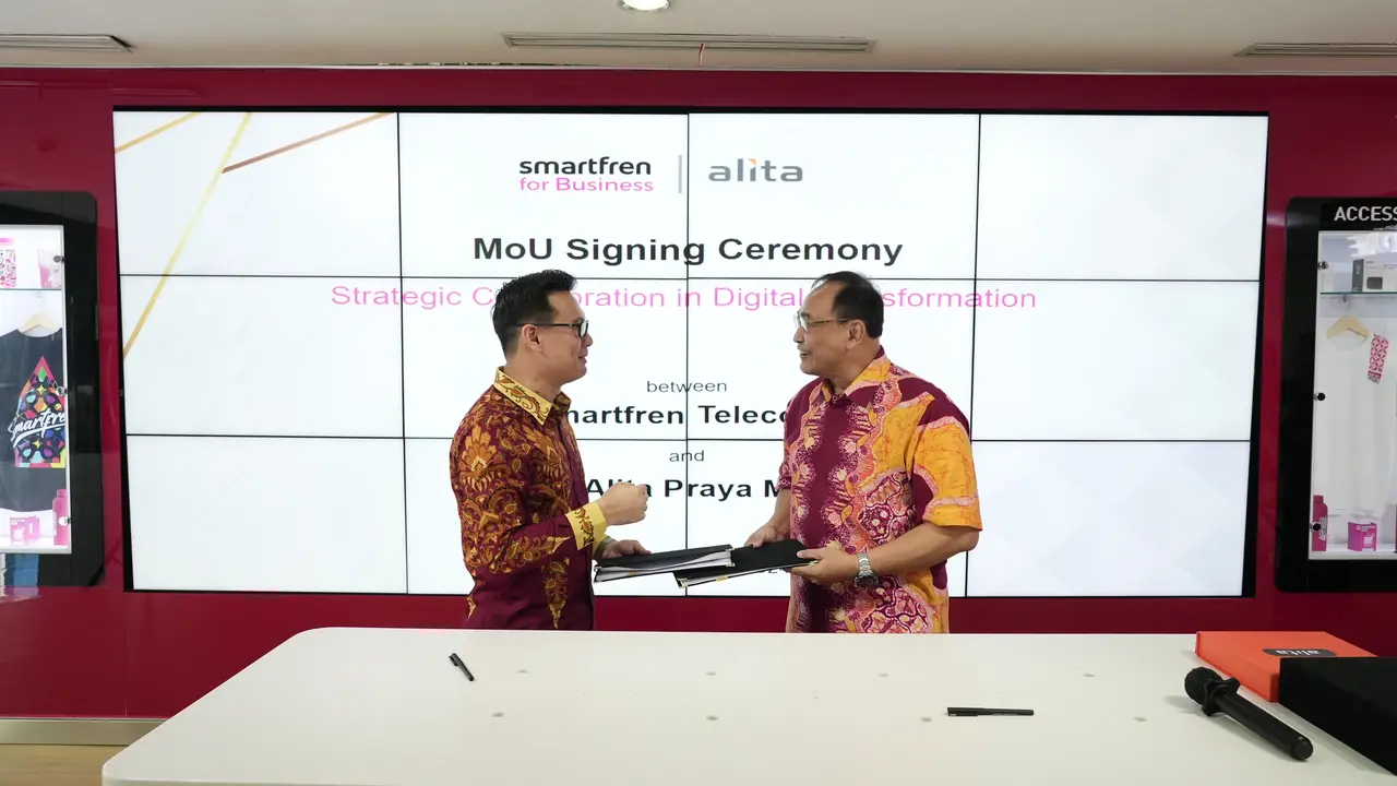 Penandatanganan MoU oleh Tony WIjaya, CEO Smartfren for Business dan Teguh Prasetya, President Director Alita dalam kolaborasi strategis untuk memperkuat dan memperluas portfolio IoT. Dok: Smartfren/Alita