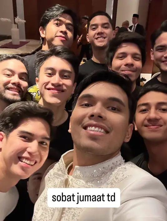 Di sela acara, Thariq juga sempat menunaikan salat Jumat bersama para sahabatnya yang juga tergabung dalam goomsmannya. Atta Halilintar juga ikut serta. (Foto: Instagram/ thariqhalilintar/ aaliyah.massaid)