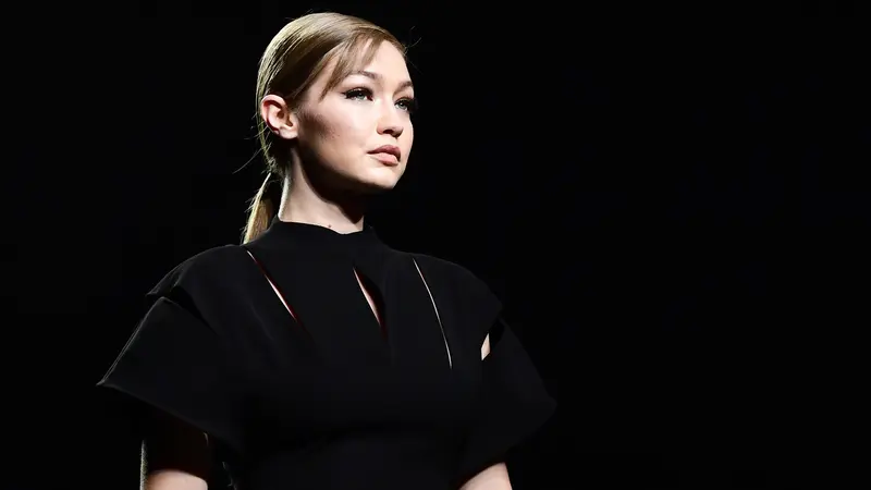 Adu Cantik Bella dan Gigi Hadid Kenakan Busana Versace di Milan