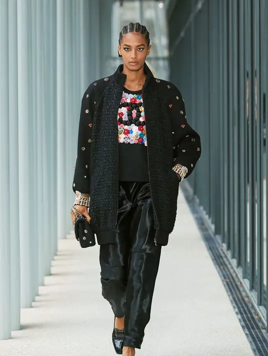 Detail-detail apik dapat terlihat jelas pada outer, jacket, hingga long coat beraksen jewelled buttons berwarna cerah dan sequined patch pockets.