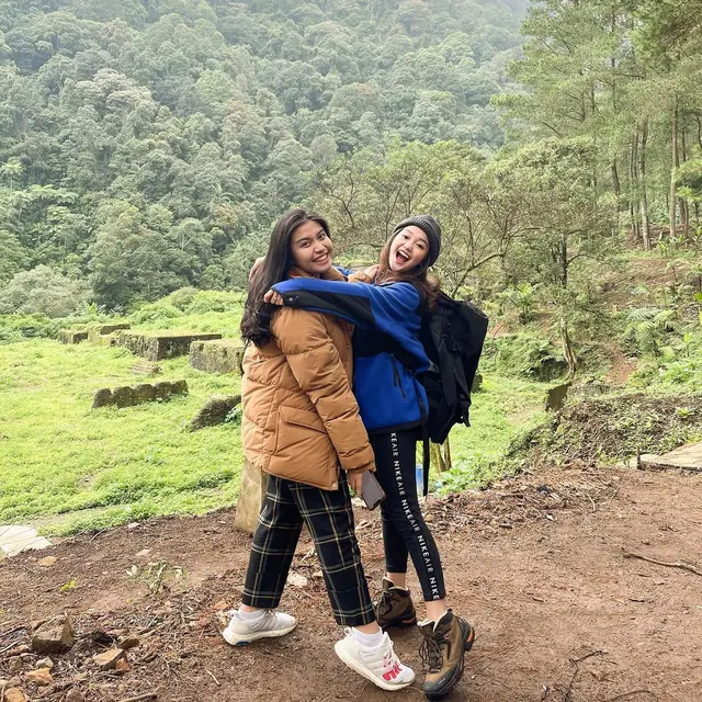 6 Momen Keseruan Chandrika Chika saat Liburan di Gunung Puntang