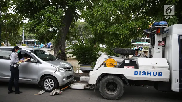 Parkir Liar Penuhi Jalan, Petugas Kembali Derek Mobil di Pasar Baru