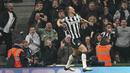 Pemain Newcastle United, Dan Burn, merayakan gol ke gawang Everton pada laga pekan ke-31 Liga Inggris di St. James' Park, Rabu (3/4/2024). (Owen Humphreys/PA via AP)