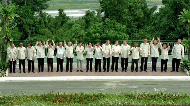 Penampakan Pakaian KTT APEC dari Masa Ke Masa