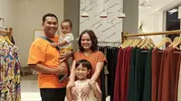 Perjalanan Suta Mahesa (37) dan istrinya Farah Irawan (29) mendirikan ritel fesyen Farah Button  di Yogyakarta mirip kisah sinetron.