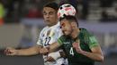Penyerang Argentina, Lautaro Martinez berebut bola dengan bek Bolivia, Luis Haquin pada Kualifikasi Piala Dunia 2022 zona Amerika Selatan, di Stadion El Monumentttal, Jumat (10/9/2021). Hat-trick Lionel Messi membuat Argentina menang 3-0 atas Bolivia. (Juan Ignacio RONCORONI/POOL/AFP)