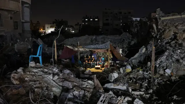 Tenda Warga Palestina di Atas Reruntuhan Bangunan