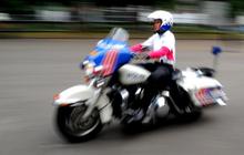Polwan cantik akrobat pakai motor gede 