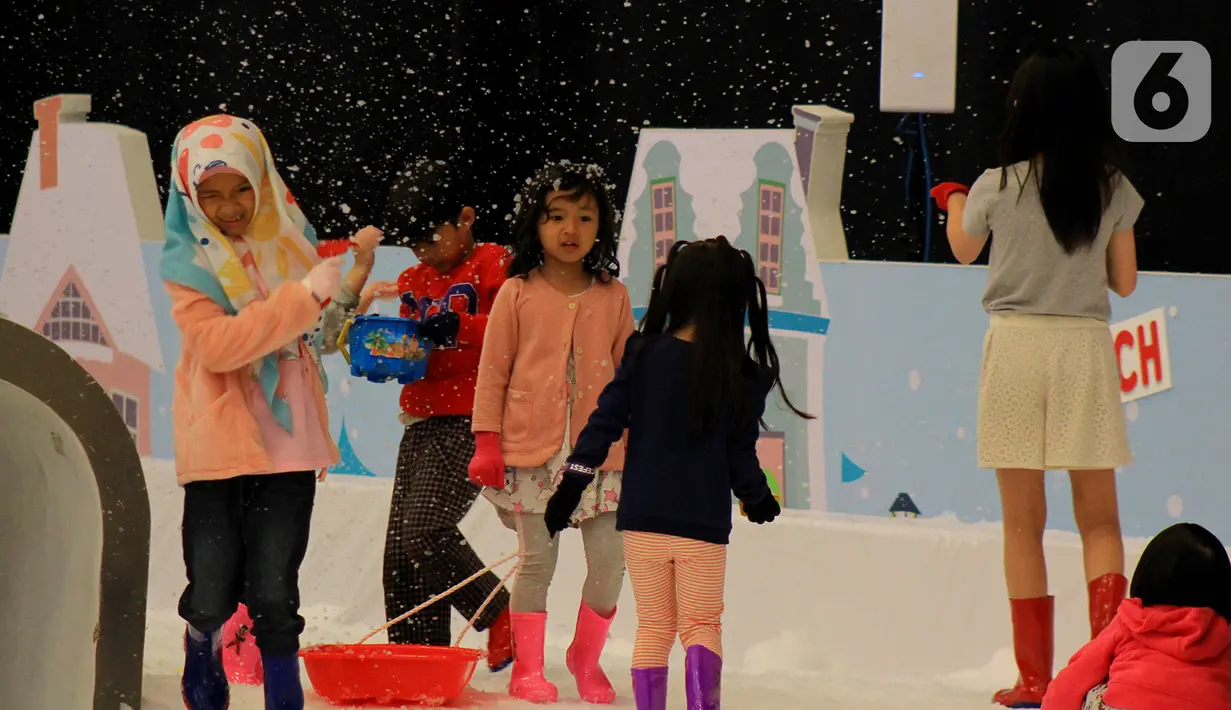 Anak-anak bermain di taman es ICEFest 2019 di ICE BSD City, Tangerang, Banten, Kamis (19/12/2019). ICEFest 2019 berlangsung pada tanggal 19-29 Desember. (merdeka.com/Magang/Muhammad Fayyadh)