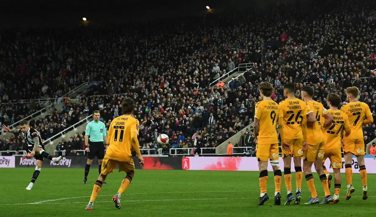 Aksinya sempat memberikan peluang bagi Newcastle United saat mengeksekusi tendangan bebas ke gawang Cambridge United. Skor 0-0 bertahan hingga babak pertama usai. (AFP/Paul Ellis)