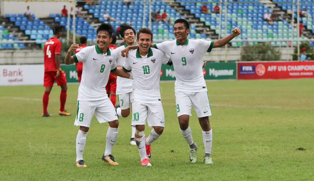 Pemain Timnas Indonesia U-19 merayakan kemenangan usai mengalahkan Myanmar pada laga Piala AFF U-18 di Stadion Thuwunna, Minggu, (17/9/2017). Indonesia menang 7-1 atas Myanmar. (Liputan6.com/Yoppy Renato)