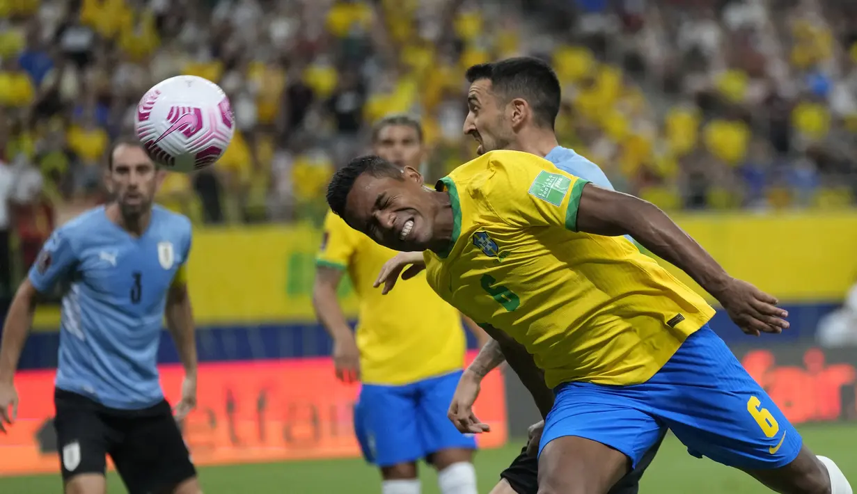 Pemain Brasil Alex Sandro menyundul bola saat melawan Uruguay pada pertandingan kualifikasi Piala Dunia 2022 di Arena da Amazonia, Manaus, Brasil, Kamis (14/10/2021). Brasil menang 4-1. (AP Photo/Andre Penner)