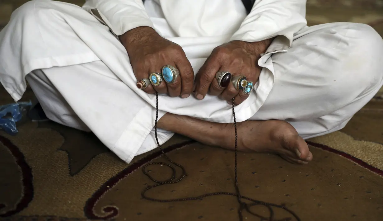 Seorang Muslim memegang tasbih saat Itikaf di masjid di Kabul, Afghanistan, Selasa (4/5/2021). Selama sepuluh hari terakhir Ramadhan, umat Muslim melakukan Itikaf dengan berzikir, berdoa dan sholat sunnah untuk menantikan malam Lailatul Qadar. (AP Photo/Rahmat Gul)