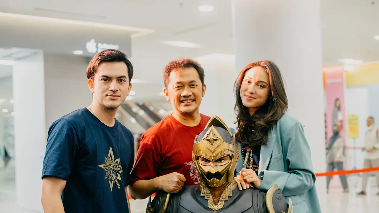 [Fimela] Hanung Bramantyo bersama cast film Satria Dewa: Gatotkaca