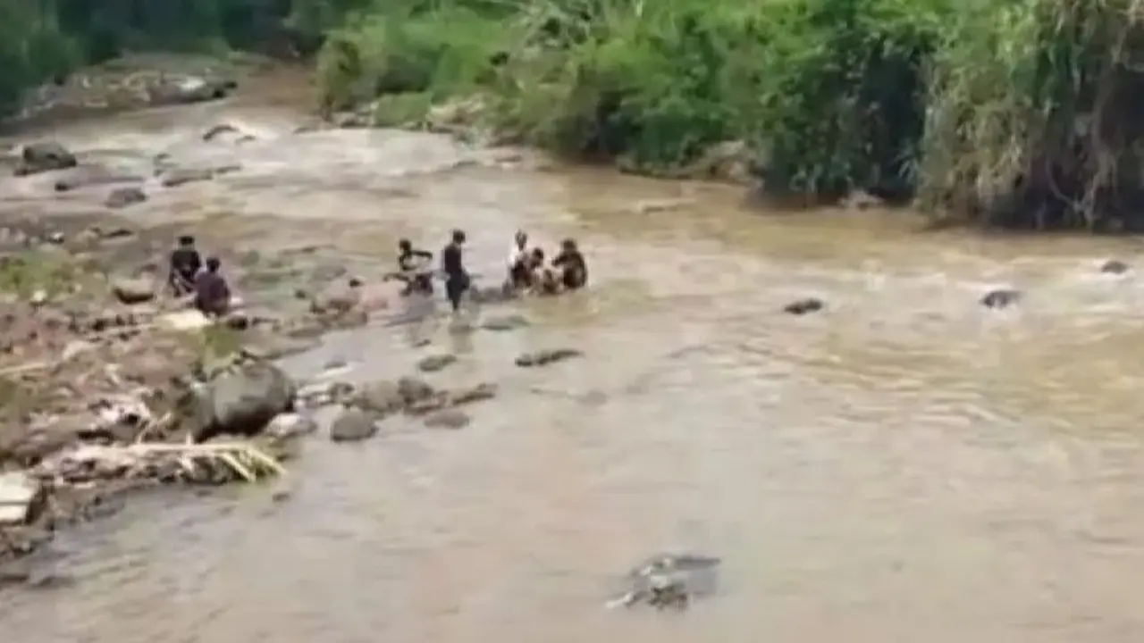 Berenang Bersama Teman, Bocah 9 Tahun di Cianjur Hilang Terseret Arus Sungai Ciharashas