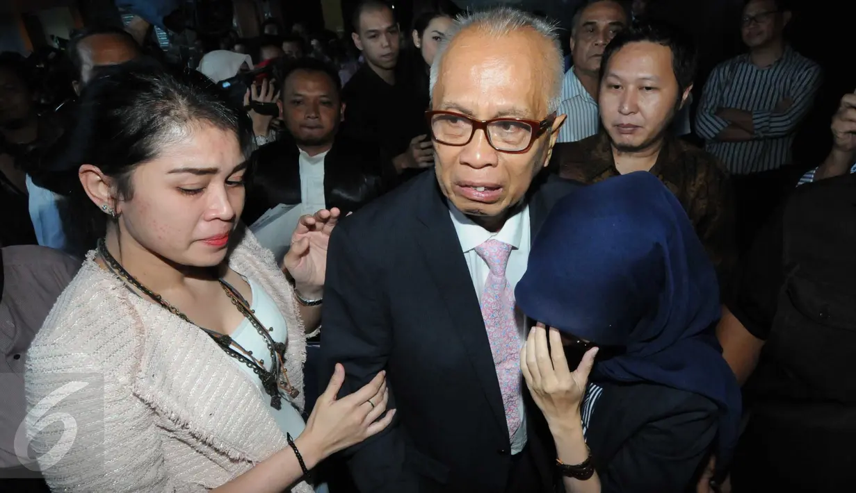 Keluarga memeluk OC Kaligis usai sidang pembacaan tuntutan di Pengadilan Tipikor, Jakarta, Rabu (18/11/2015). JPU KPK menuntut Kaligis dengan pidana 10 tahun penjara dan denda sebesar Rp500 juta subsider 4 bulan kurungan. (Liputan6.com/Helmi Afandi) 