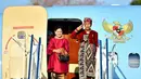 Usai menghadiri acara Kongres V PDIP tahun 2019 di Bali, Jokowi bertolak ke Kuala Lumpur menggunakan baju adat Bali. (Instagram/Jokowi)