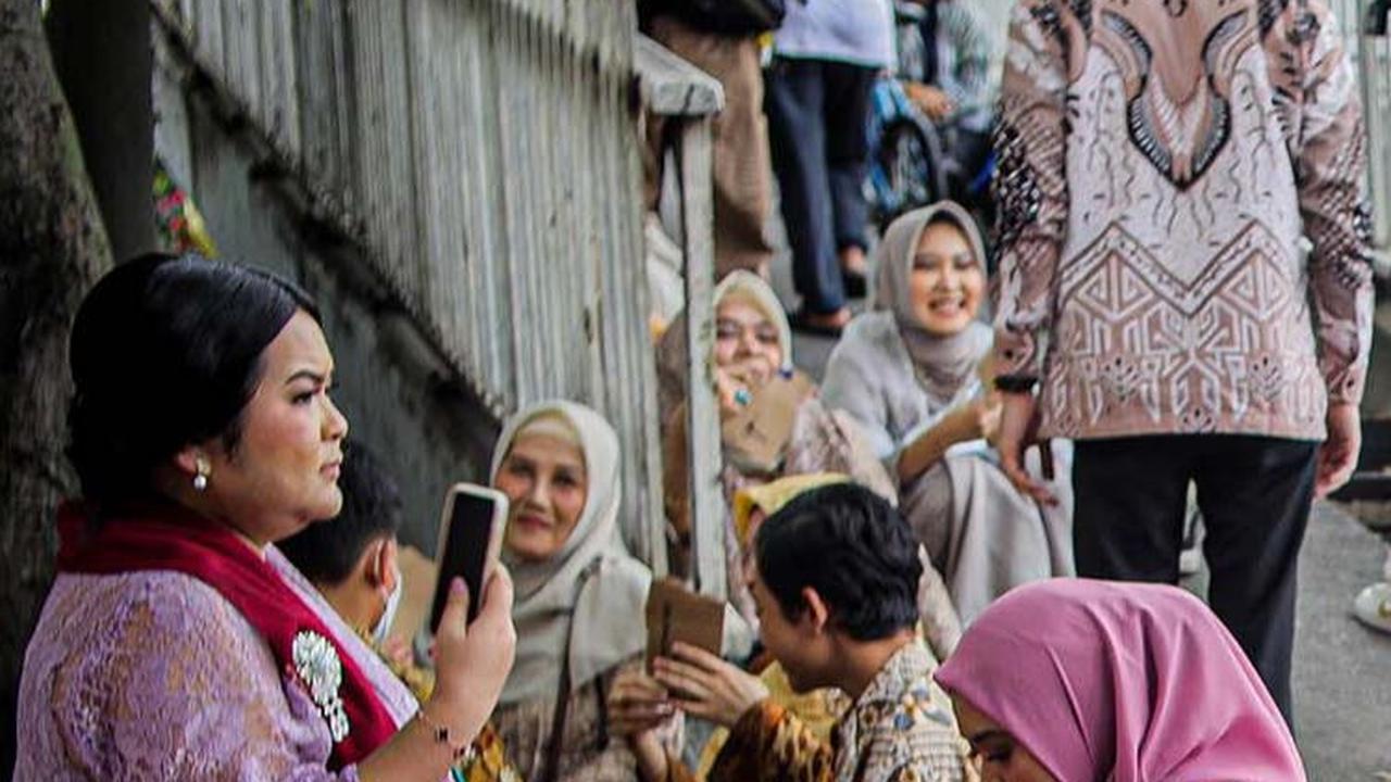 Selain itu, pengantin bersama para keluarga dan tamu undangan pun berhamburan keluar gedung.
