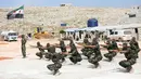 Pejuang dari Jaysh al-Izza (the Army of Glory) membentuk barisan saat melakukan latihan di kota Idlib, Suriah (9/4). Pejuang Jaysh al-Izza ini adalah afiliasi dari tentara Suriah yang didukung oleh Turki. (AFP/Omar Haj Kadour)