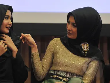 Arzetti Bilbina (kanan) dan Zaskia Mecca didaulat menjadi mentor para finalis Puteri Muslimah Indonesia 2015, Jakarta, Senin (11/5/2015). Arzetti dan Zaskia  terlihat kompak mengenakan hijab berwarna hitam. (Liputan6.com/Herman Zakharia)