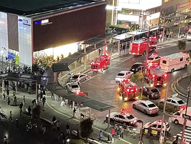 Petugas pemadam kebakaran dan petugas penyelamat berkumpul setelah seorang pria mencoba melakukan pembunuhan terhadap penumpang di luar Stasiun Kokuryo di Jalur Keio di kota Chofu di Tokyo (31/10/2021). Setidaknya 10 orang terluka dalam serangan tersebut. (AFP/Jiji Press/STR)