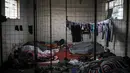 Imigran tidur di lantai di salah satu ruangan sebuah gudang tak terpakai yang dijadikan tempat tinggal di Belgrade, Serbia, 10 November 2016. Menurut badan pengungsi PBB, sekitar 6.400 imigran saat ini terdaftar di Serbia. (REUTERS/Marko Djurica)