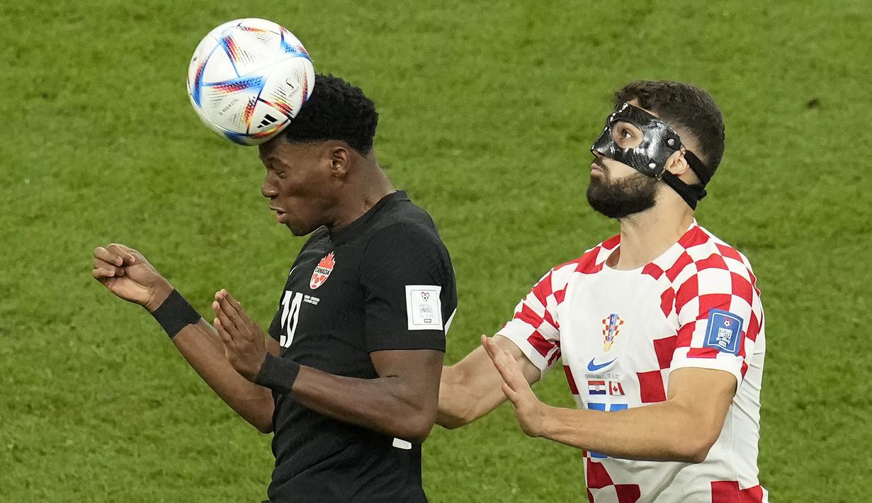 Cedera di bagian kepala yang didapat Josko Gvardiol terjadi saat membela klubnya RB Leipzig menghadapi SC Freiburg di pekan ke-14 Bundesliga 2022/2023 (9/11/2022). Saat itu ia bertabrakan dengan rekan setimnya, Willi Orban yang memaksanya ditarik keluar pada menit ke-23. Ia didiagnosa mengalami patah hidung dan luka ringan di wajah serta matanya. (AP/Themba Hadebe)