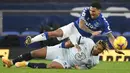 Bek Chelsea, Reece James (bawah), menjatuhkan gelandang Everton, Allan, dalam laga lanjutan Liga Inggris 2020/21 pekan ke-12 di Goodison Park Stadium, Sabtu (12/12/2020). Chelsea kalah 0-1 dari Everton. (AFP/Peter Powell/Pool)