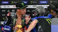 Pembalap Monster Energy Yamaha MotoGP, Fabio Quartararo (kiri) berbicara dengan anggota tim di garasi saat latihan bebas pertama MotoGP Grand Prix Malaysia di Sirkuit Internasional Sepang, 1 November 2024. (MOHD RASFAN/AFP)