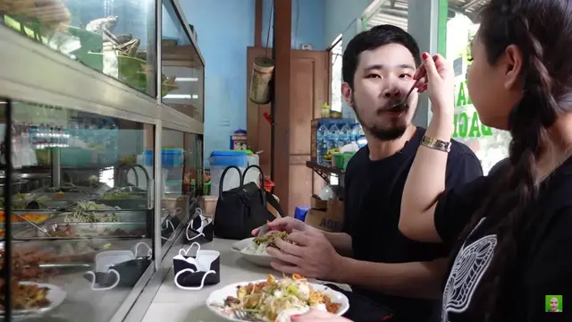 Pertama Kali Coba Jengkol, Ini 7 Momen Sisca Kohl dan Jess No Limit di Warteg