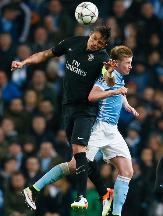 Bek PSG, Thiago Silva (kiri) berebut bola udara dengan gelandang City, Kevin De Bruyne di leg kedua liga Champions di Etihad Stadium, Inggris (13/4). City menang atas PSG dengan skor 1-0. (Reuters/Jason Cairnduff)