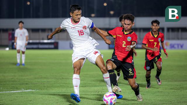 Foto: Aksi Berkelas Kapten Timnas Indonesia U-20 Dony Tri Lewati Sejumlah Penjagaan Pemain Timor Leste di Kualifikasi Piala Asia U-20 2025