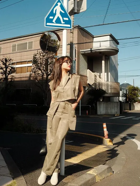 Belum lama sampai, Fuji langsung menikmati udara Tokyo sambil foto Outfit Of The Day (OOTD)