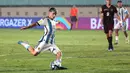 <p>Pemain Timnas Argentina U-17, Santiago Lopez&nbsp;menendang bola ke arah gawang Timnas Venezuela U-17 pada laga 16 besar Piala Dunia U-17 2023 di Stadion Si Jalak Harupat, Bandung, Selasa (21/11/2023). (Bola.com/Ikhwan Yanuar)</p>