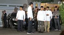 Pasangan capres-cawapres nomor urut 01 Joko Widodo (dua kiri) dan Ma'ruf Amin (tiga kanan) menemui wartawan saat tiba di kediaman Ma'ruf Amin, Menteng, Jakarta, Kamis (27/6/2019). Jokowi menjemput Ma'ruf untuk nonton bareng sidang putusan MK di Lanud Halim Perdanakusuma.(Liputan6.com/HermanZakharia)