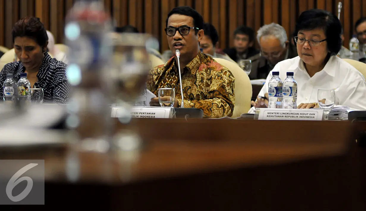 Ekspresi Menteri Pertanian Amran Sulaiman saat memberikan keterangan pada rapat kerja dengan Komisi IV DPR, Jakarta, Kamis (19/11). Rapat itu membahas RKAKL Tahun Anggaran 2016. (Liputan6.com/Johan Tallo)