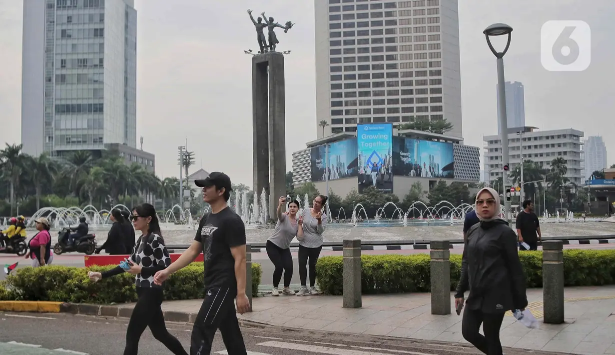 Aktivitas warga di kawasan Bundaran Hotel Indonesia (HI) Jakarta, Minggu (13/10/2024). (Liputan6.com/Angga Yuniar)