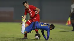 Bek Persija Jakarta, Rezaldi Hehanusa (atas) berebut bola dengan gelandang PSIS Semarang, Septian David maulana dalam dalam laga pekan kedua BRI Liga 1 2021/2022 di Indomilk Arena, Tangerang, Minggu (12/9/2021). Kedua tim bermain imbang 2-2. (Foto: Bola.Com/M. Iqbal Ichsan)