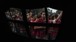 Suporter Persija Jakarta, The Jakmania, berusaha masuk ke dalam stadion jelang final Piala Presiden di sekitar SUGBK, Jakarta, Sabtu (17/2/2018). Persija akan menghadapi Bali United. (Bola.com/Vitalis Yogi Trisna)