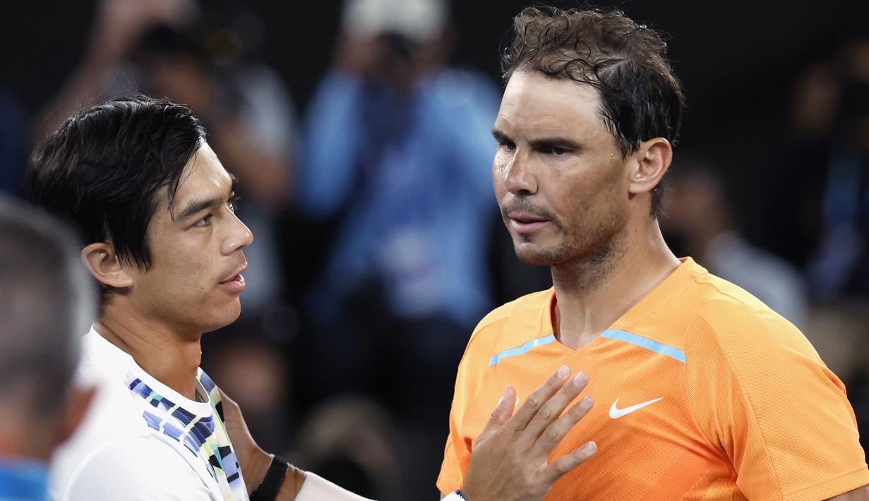 Petenis Amerika Serikat, Mackenzie McDonald, berusaha menenangkan petenis Spanyol, Rafael Nadal pada Australian Open 2023 di Melbourne Park, Rabu (18/1/2023). Nadal kalah 6-4, 6-4, 7-5 dari Mackenzie. (AP Photo/Asanka Brendon Ratnayake)