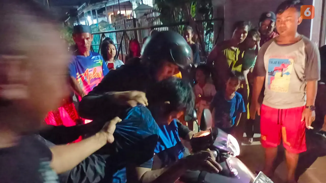 Polisi tangkap pria di Makassar yang lempari rumah warga karena dapat bisikan misterius (Liputan6.com/Fauzan)