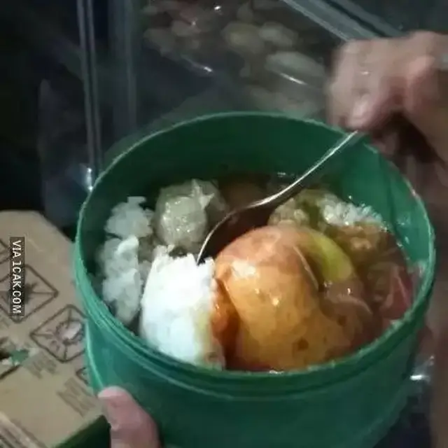 6 Potret Isi Makanan Berkuah Ini Nyeleneh, Seketika Bikin Hilang Nafsu Makan
