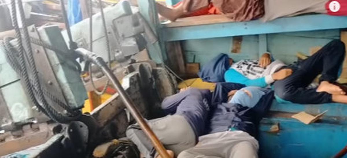 Miris, Cuaca Ekstrem Nasib Para Nelayan di Dalam Kapal Tidur Bertumpuk-tumpuk