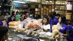 Warga memadati toko kue kering di kawasan Jatinegara, Jakarta, Jumat (16/6). Makanan yang biasa disajikan untuk menyambut tamu tersebut membuat toko kue kering selalu ramai oleh pembeli jelang Idul Fitri. (Liputan6.com/Immanuel Antonius)