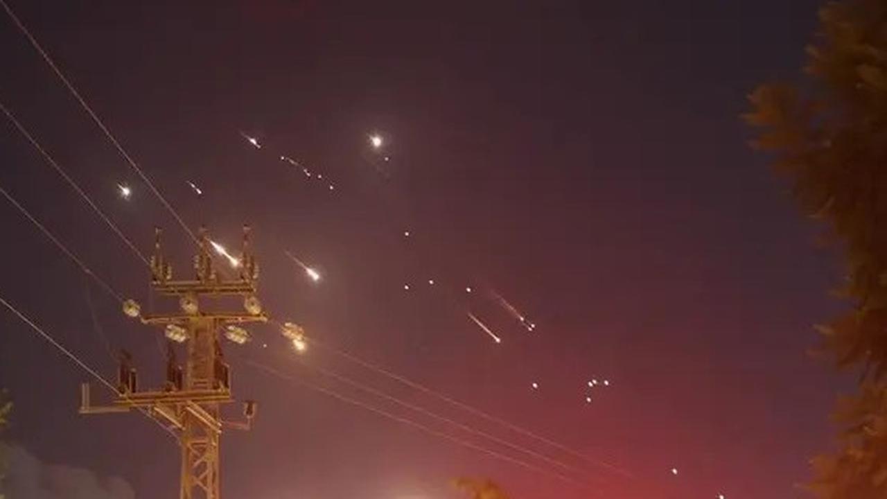 Rekaman Video Canggihnya Pertahanan Udara Iran Cegat Rudal Israel di Langit Teheran