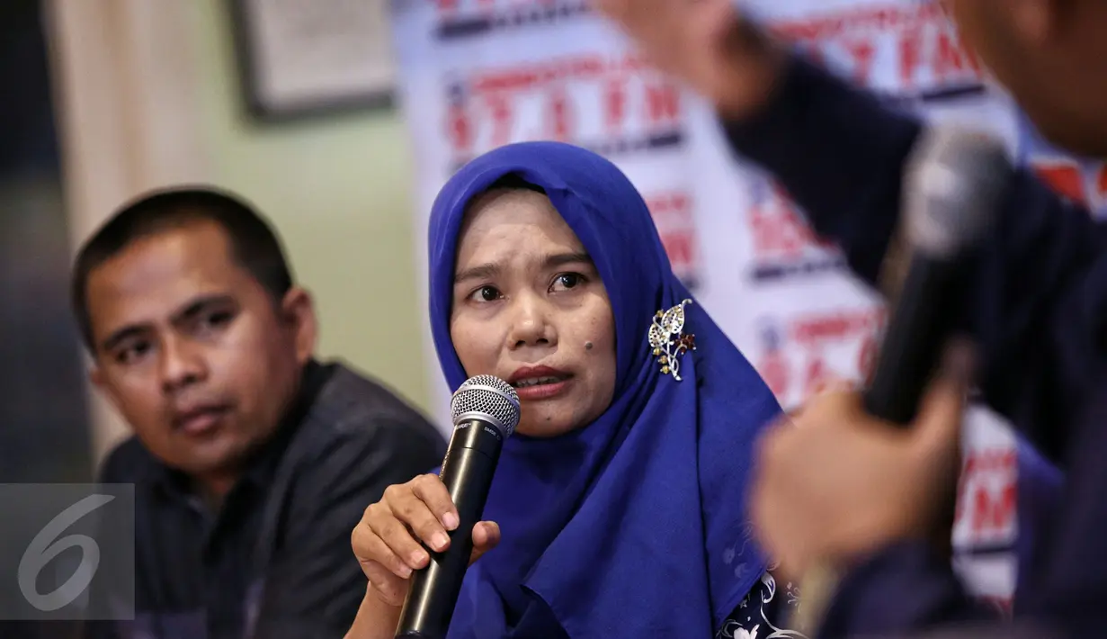 Ketua Forum Honorer K2 Indonesia (FHK2I), Titi Purwaningsih, menjadi pembicara dalam diskusi "Mengejar Takdir Tenaga Honorer" di Cikini, Jakarta, Sabtu (13/2). Dalam diskusi tersebut hadir pula mantan MenPANRB Azwar Abubakar. (Liputan6.com/Faizal Fanani)