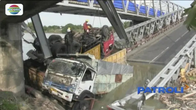 Dua unit truk yang masih berada di Sungai Bengawan Solo akan diupayakan diangkat dengan menggunakan mobil crane seberat 25 ton.