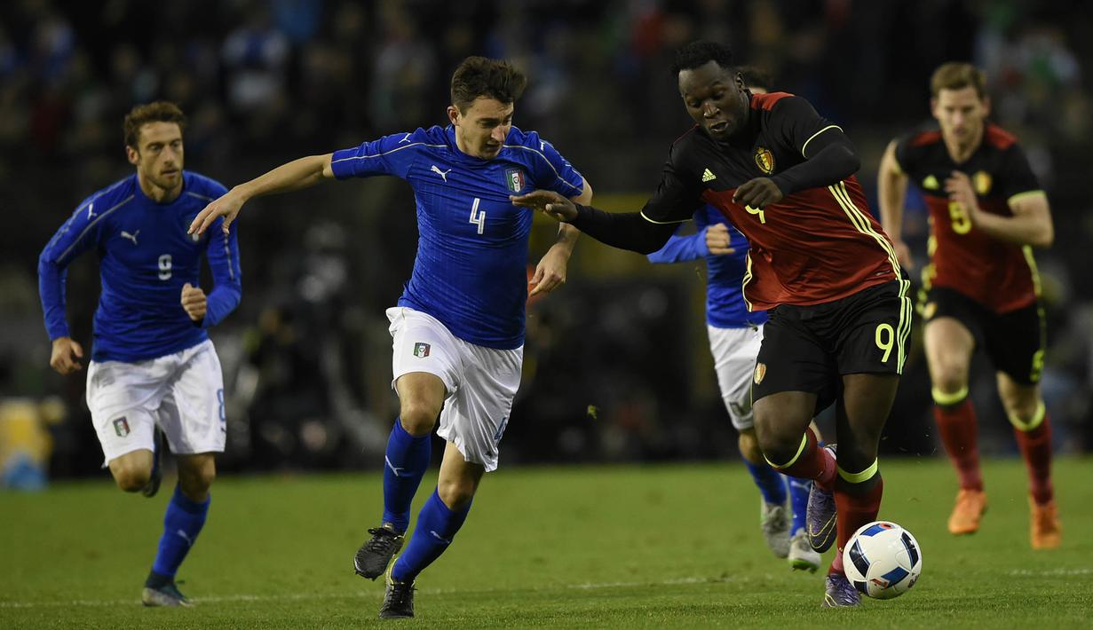 Bek Italia, Matteo Darmian menahan laju striker Belgia, Romelu Lukaku pada laga persahabatan di Stadion King Baudouin, Belgia, Sabtu (13/11/2015). (AFP Photo/John Thys)